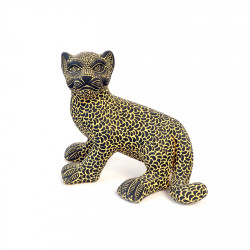 Jaguar de barro decorado