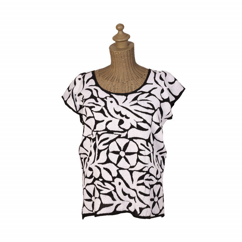 Blusa bordada en blanco y negro